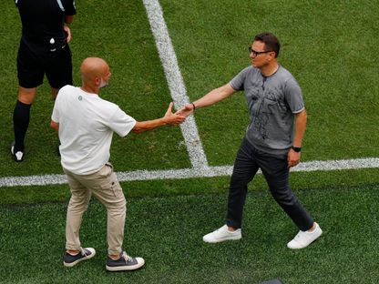 محمد أمين بنهاشم مدرب الوداد يصافح بيب غوارديولا مدرب مانشستر سيتي في كأس العالم للأندية - 18 يونيو 2025 - Reuters