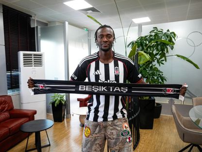 تامي أبراهام يحتفل بالتعاقد مع بشيكتاش التركي - 1 يوليو 2025 - X/@Besiktas
