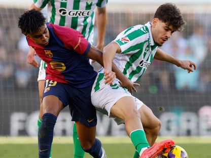 عبد الصمد الزلزولي لاعب ريال بيتيس في صراع مع لامين يامال لاعب برشلونة - 7 ديسمبر 2024 - Reuters