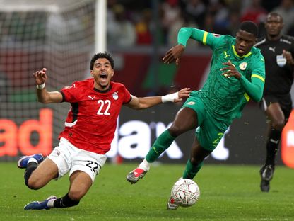 عمر مرموش مهاجم مصر في صراع على الكرة مع مامادو سار مدافع السنغال في نصف نهائي كأس الأمم الإفريقية - 14 يناير 2026 - Reuters