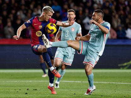 كوكي لاعب أتلتيكو مدريد في صراع على الكرة مع داني أولمو لاعب برشلونة خلال مواجهة الفريقين في الدوري - 21 ديسمبر 2025 - Reuters