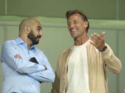 هيرفي رينارد رفقة وليد الركراكي خلال مباراة بين السد القطري والهلال السعودي في دوري أبطال آسيا - 26 نوفمبر 2024 - Getty Images