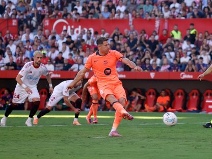 روبرت ليفاندوسكي يسدد ركلة جزاء خلال مباراة بين برشلونة وإشبيلية - 5 أكتوبر 2025 - Reuters