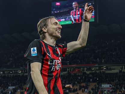 لوكا مودريتش نجم ميلان يحتفل بالفوز على إنتر في الديربي - 8 مارس 2026 - X@acmilan