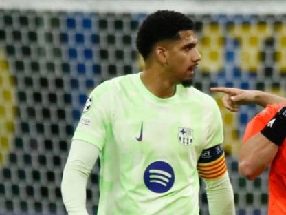 مدافع برشلونة رونالد أراوخو خلال مباراة إنتر في إياب نصف نهائي دوري أبطال أوروبا - 6 مايو 2025 - Reuters