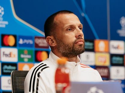 جون هيتينغا مدرب أياكس أمستردام خلال المؤتمر الصحفي قبل مباراة إنتر ميلان في دوري أبطال أوروبا - 16 سبتمبر 2025 - www.ajax.nl