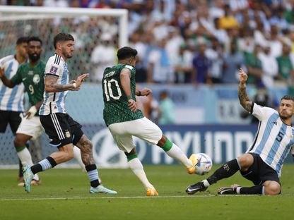 السعودي سالم الدوسري يسدد الكرة ويسجل الهدف الثاني في مرمى الأرجنتين - 22 نوفمبر 2022 - REUTERS