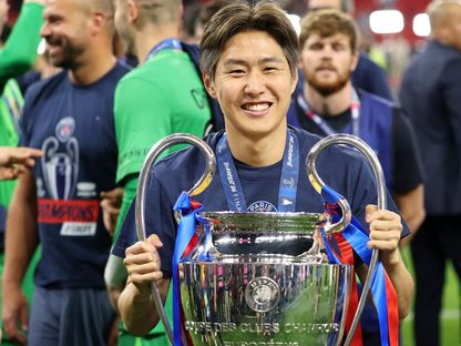 لي كان إن يحمل كأس دوري أبطال أوروبا بعد تتويج باريس سان جيرمان باللقب - 30 مايو 2026 - Reuters
