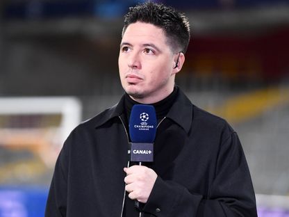 النجم الفرنسي سمير نصري خلال أحد استوديوهات دوري أبطال أوروبا رفقة قناة "Canal+" - X/@ActuFoot_