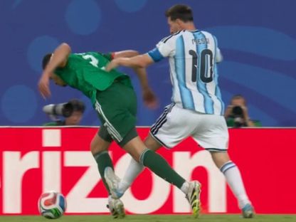 ليونيل ميسي يرتكب خطأ ضد عيسى ماندي مدافع الجزائر - 16 يونيو 2026 - متداول