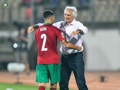 وحيد خاليلوزيتش مدرب المنتخب المغربي يعانق اللاعب أشرف حكيمي - TWITTER/@FRMFOFFICIEL