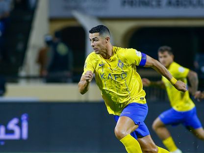 كريستيانو رونالدو لاعب النصر يركض بالكرة خلال مباراة الفتح بدوري روشن السعودي - 25 أغسطس 2023 - x/@AlNassrFC