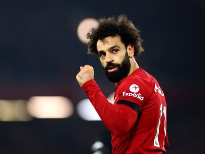 محمد صلاح يحتفل بتسجيله هدفاً لليفربول في مرمى إيفرتون بالدوري الإنجليزي - 13 فبراير 2023 - Reuters 