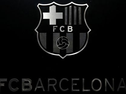 وزارة الخزانة "تحقق مجدداً" بشأن مدفوعات برشلونة لوكلاء لاعبين