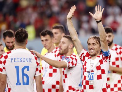لاعبو منتخب كرواتيا يحتفلون بعد الفوز بالمركز الثالث في كأس العالم 2022 - 17 ديسمبر 2022 - REUTERS