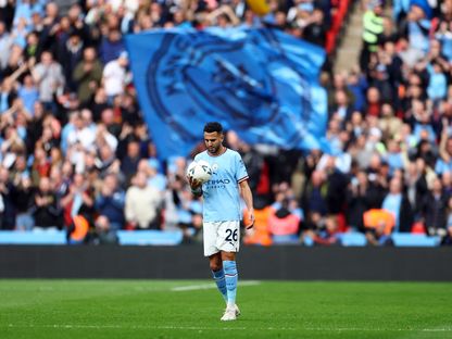 لاعب مانشستر سيتي رياض محرز يحمل الكرة بعد تسجيله ثلاثة أهداف في مرمى شيفيلد يونايتد بكأس الاتحاد الإنجليزي - 22 أبريل 2023 - Reuters