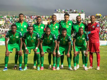 صورة جماعية لتشكيلة منتخب جزر القمر قبل انطلاق مباراة جمهورية إفريقيا الوسطى في تصفيات كأس العالم 2026 - 17 نوفمبر 2023  - X/@fedcomfootball