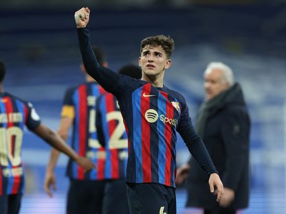 غافي لاعب وسط برشلونة يحيي الجماهير عقب الفوز على ريال مدريد في نصف نهائي كأس الملك - 3 مارس 2023 - REUTERS