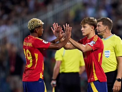 لامين يامال يخرج من الملعب بعدما أبدله مدرب منتخب إسبانيا لويس دي لا فوينتي بخيسوس رودريغيز كارابايو أمام بلغاريا في تصفيات كأس العالم 2026 - 5 سبتمبر 2025 - X/@SEFutbol