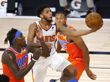 كاميرون باين، لاعب "فينيكس صنز" يستعد لتسجيل ثنائية بين لاعبين من "أوكلاهوما" - AFP