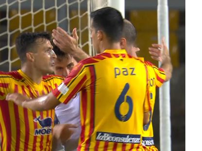 لقطة من فيديو تظهر قيام لاعب لاتسيو باتريك (وسط) بعض لاعب ليتشي دوناتي