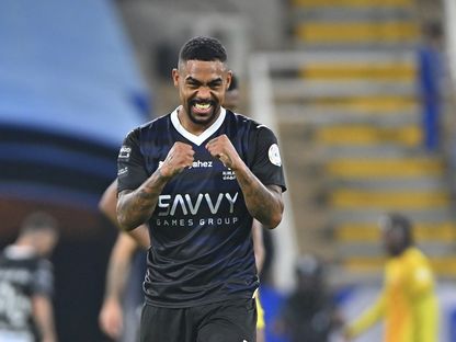 احتفال مالكوم لاعب نادي الهلال بتسجيل هدف في مرمى الحزم في الدوري السعودي - 25 نوفمبر 2023 - X/@SPL