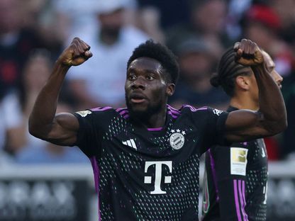 الكندي ألفونسو ديفيز مدافع بايرن ميونيخ الألماني في مواجهة فريقه أمام بوروسيا مونشنغلادباخ - 2 سبتمبر 2023 - Reuters