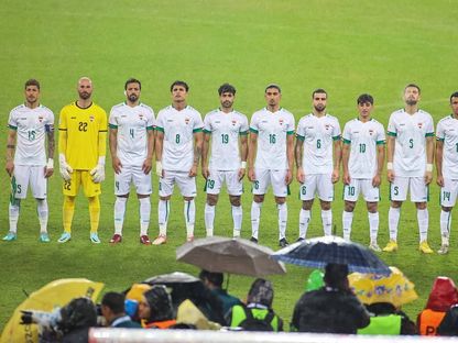 لاعبو منتخب العراق أثناء عزف النشيد الرسمي قبل مباراة السعودية - 9 يناير 2023  - Twitter/@IRAQFA 