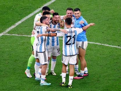 ليونيل ميسي يحتفل مع رفاقه في منتخب الأرجنتين بعد الفوز على كرواتيا والتأهل لنهائي كأس العالم - 13 ديسمبر 2022 - reuters