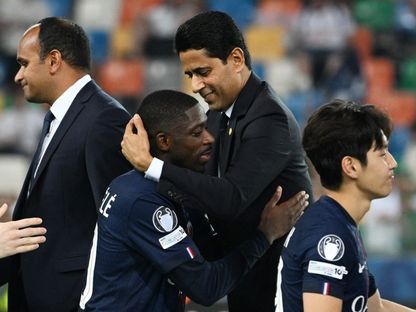 ناصر الخليفي رئيس باريس سان جيرمان وعثمان ديمبيلي خلال مراسم التتويج بكأس السوبر الأوروبية - 14 أغسطس 2025 - Reuters