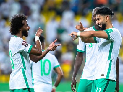 لاعبو المنتخب السعودي يحتفلون بتسجيل هدف في شباك فيتنام  - twitter/@SaudiNT