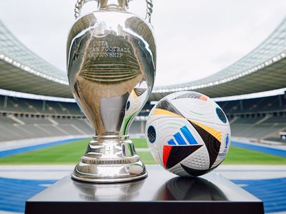 الكرة الرسمية لـ"يورو 2024" إلى جوار كأس البطولة - X/https://twitter.com/EURO2024
