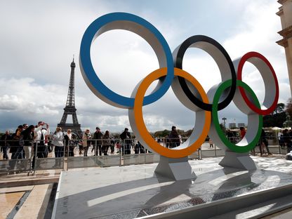 مجسم للحلقات الأولمبية في باريس مقابل برج إيفل - REUTERS