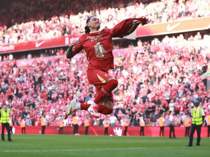 داروين نونيز يحتفل بلقب الدوري الإنجليزي الممتاز بعد فوز ليفربول على توتنهام هوتسبير - 27 أبريل 2025 - Reuters