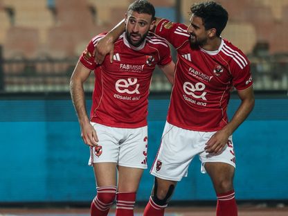عمر كمال (إلى اليسار) يحتفل مع محمد علي بن رمضان بهدف الأهلي في مرمى أيغل نوار في دوري أبطال إفريقيا - 25 أكتوبر 2025 - fb/Al Ahly