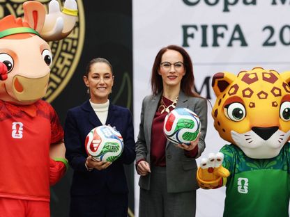 رئيسة المكسيك كلاوديا شينبوم مع تمائم كأس العالم 2026 - Reuters