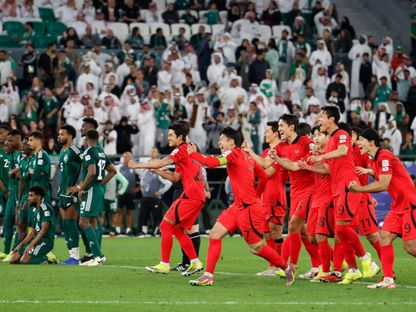 لاعبو كوريا الجنوبية يحتفلون أثناء تنفيذ ركلات الترجيح أمام السعودية - 30 يناير 2024 - REUTERS