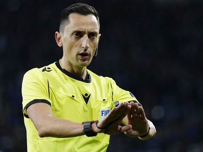 الحكم الإسباني خوسيه ماريا سانشيز مارتينيز خلال مباراة بين غينت البلجيكي وروما الإيطالي في الدوري الأوروبي - 27 فبراير 2020 - AFP