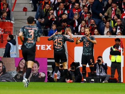 هاري كين لاعب بايرن يحتفل مع زملائه بالهدف الأول في مرمى فرايبورغ - 25 يناير 2025 - Reuters