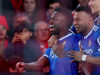 فرحة فينيسيوس جونيور مع زملائه بهدفه في مرمى بنفيكا في ذهاب ملحق ثمن نهائي دوري أبطال أوروبا - 18 فبراير 2026 - Reuters