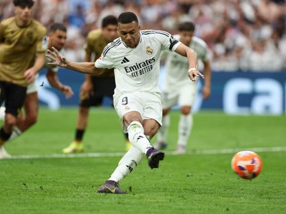 كيليان مبابي مهاجم ريال مدريد يسدد ركلة جزاء ضد ريال سوسيداد - 24 مايو 2025 - Reuters