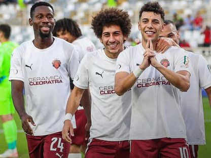 أحمد بلحاج (إلى اليمين) لاعب سيراميكا يحتفل بهدفه الأول في مرمى بيراميدز في كأس السوبر المصرية - 9 نوفمبر 2025 - X@cleopatraFC
