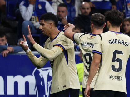 احتفال لاعبي برشلونة بتسجيل هدف في مرمى ريال أوفييدو بالدوري الإسباني - 25 سبتمبر 2025 - Reuters