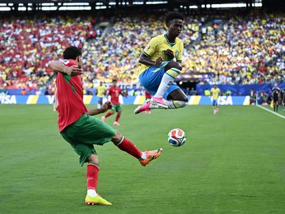 فينيسيوس يدافع ضد أشرف حكيمي في مباراة البرازيل والمغرب بكأس العالم - 13 يونيو 2026 - Reuters