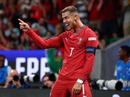 كريستيانو رونالدو يحتفل بتسجيله هدفاً للبرتغال في مرمى ويلز قبل إلغائه بداعي التسلّل في دوري الأمم الأوروبية - 24 سبتمبر 2026 - REUTERS