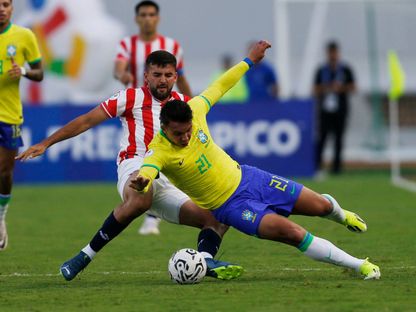 صراع على الكرة بين لاعبي البرازيل وباراغواي في تصفيات أميركا الجنوبية المؤهلة لأولمبياد باريس  - 5 فبراير 2024 - REUTERS
