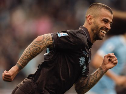 ليوناردو سبينازولا لاعب نابولي يحتفل بعد تسجيله هدفاً في شباك لاتسيو - 4 يناير 2026 - facebook.com/SSCNapoli