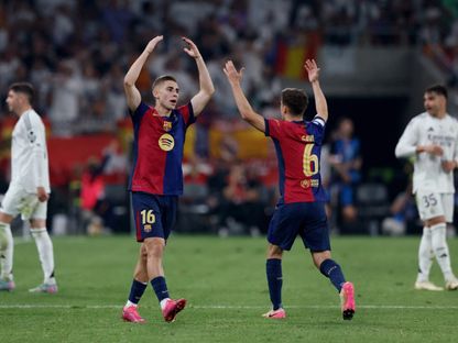 فيرمين لوبيز وغافي يعترضنا على حكم مباراة برشلونة وريال مدريد في نهائي الكأس بعد إلغاء ركلة جزاء للبارسا بتوصية "الفار" - 26 إبريل 2025 - REUTERS