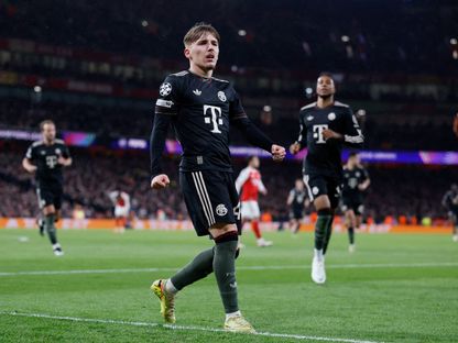 لينارت كارل لاعب بايرن ميونيخ يحتفل بهدفه أمام أرسنال في دوري أبطال أوروبا - 26 نوفمبر 2025 - Reuters