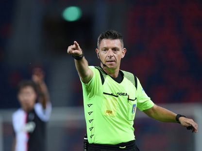 رئيس لجنة الحكام في دوري الدرجة الأولى والثانية الإيطالي جيانلوكا روكي خلال إدارته مباراة بولونيا ويوفنتوس بالدوري الإيطالي - 22 يونيو 2020 - Reuters